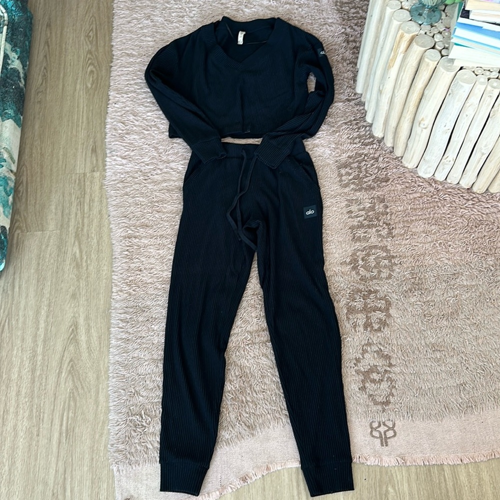 Alo Yoga set of 2
Muse Rib-Knit Sweatpants and hookie